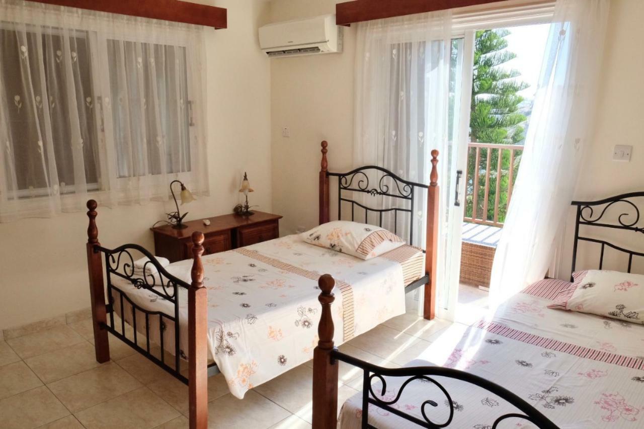 Villa On The First Line Peyia Exterior foto